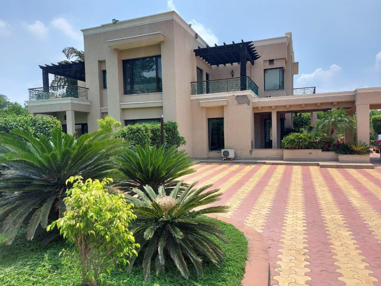 5 Bedroom, Farm House